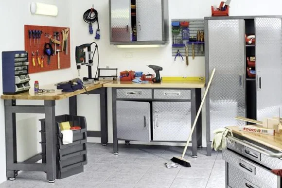 Werkstatt mit Werkbank und Werkzeug